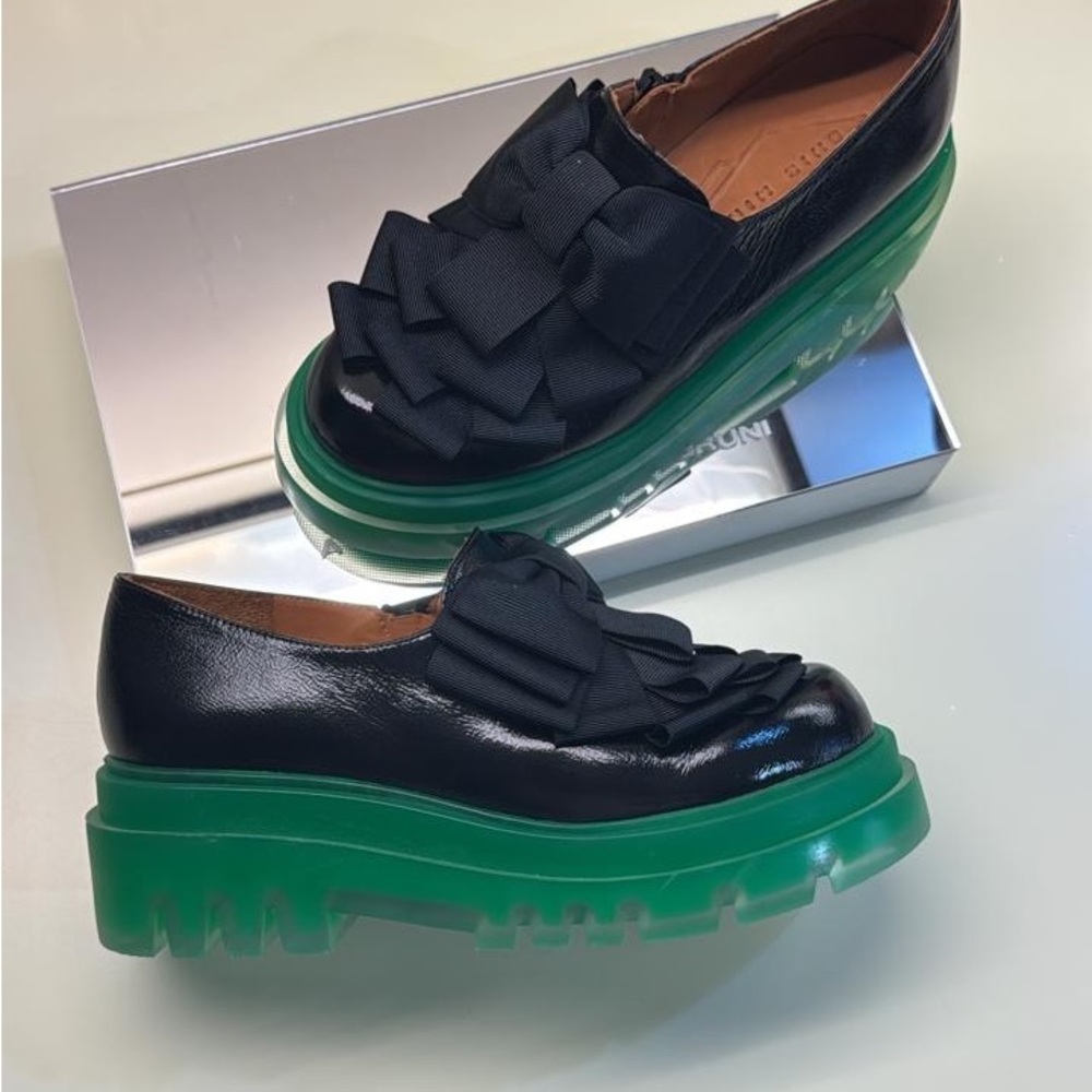 Chie Mihara Black women’s Leather Loafers with Green Platform bow detail NWT - Picture 3 of 5